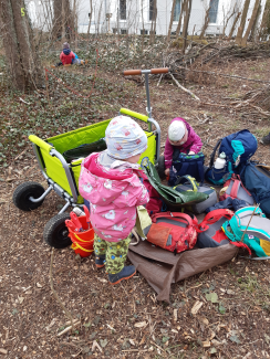 Kinder am Bollerwagen